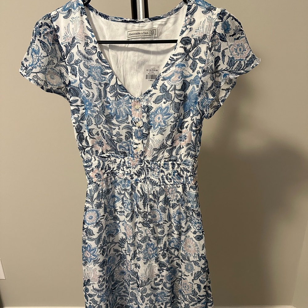 NWTs!!  Women’s Floral Short Sleeve Summer Dress - Abercrombie and Fitch - XS